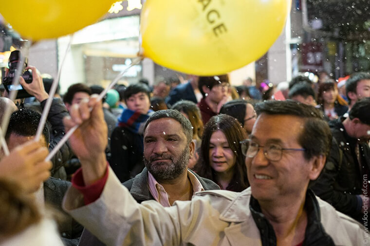 Christmas in Hong Kong two views of the street celebrations-10