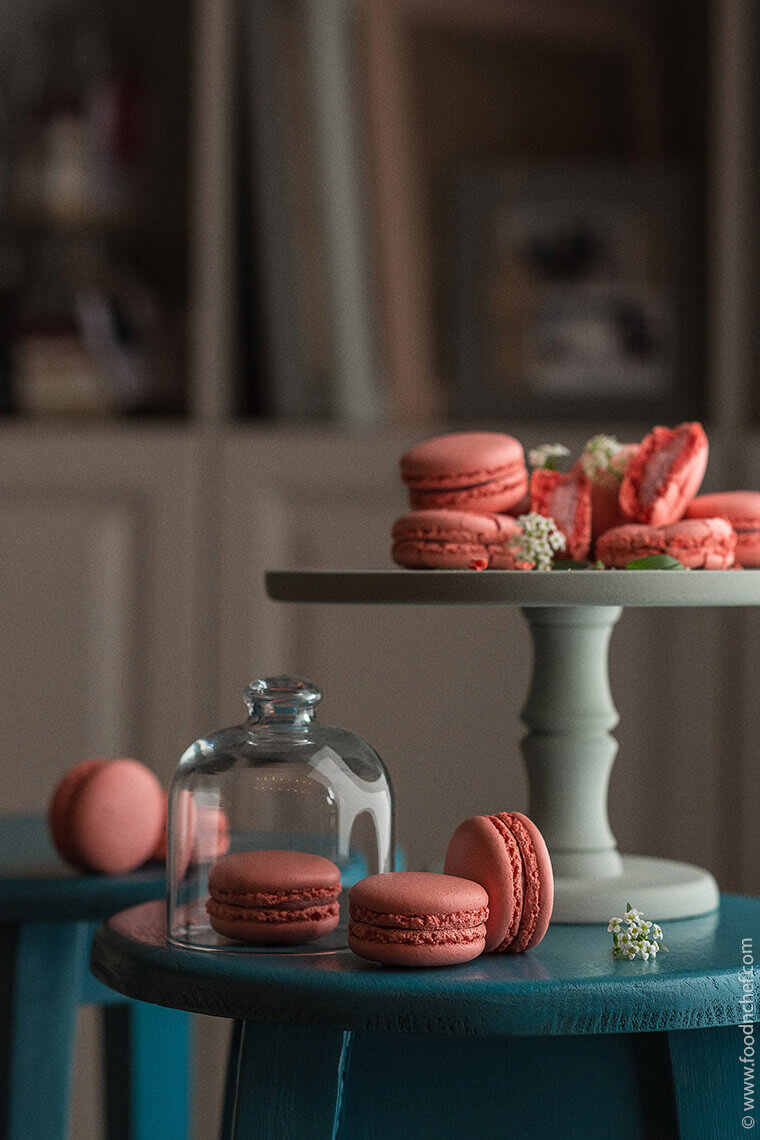 Macaroon with Berries and Mascarpone Cream